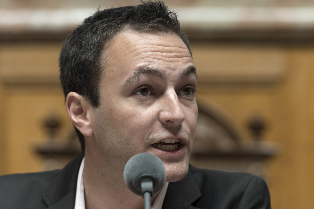 Mathias Reynard (SP/VS) aeussert sich zur Volksinitiative "Abschaffung der Pauschalbesteuerung" anlaesslich der Sondersession am Dienstag, 6. Mai 2014 im Nationalrat in Bern. (KEYSTONE/Lukas Lehmann)