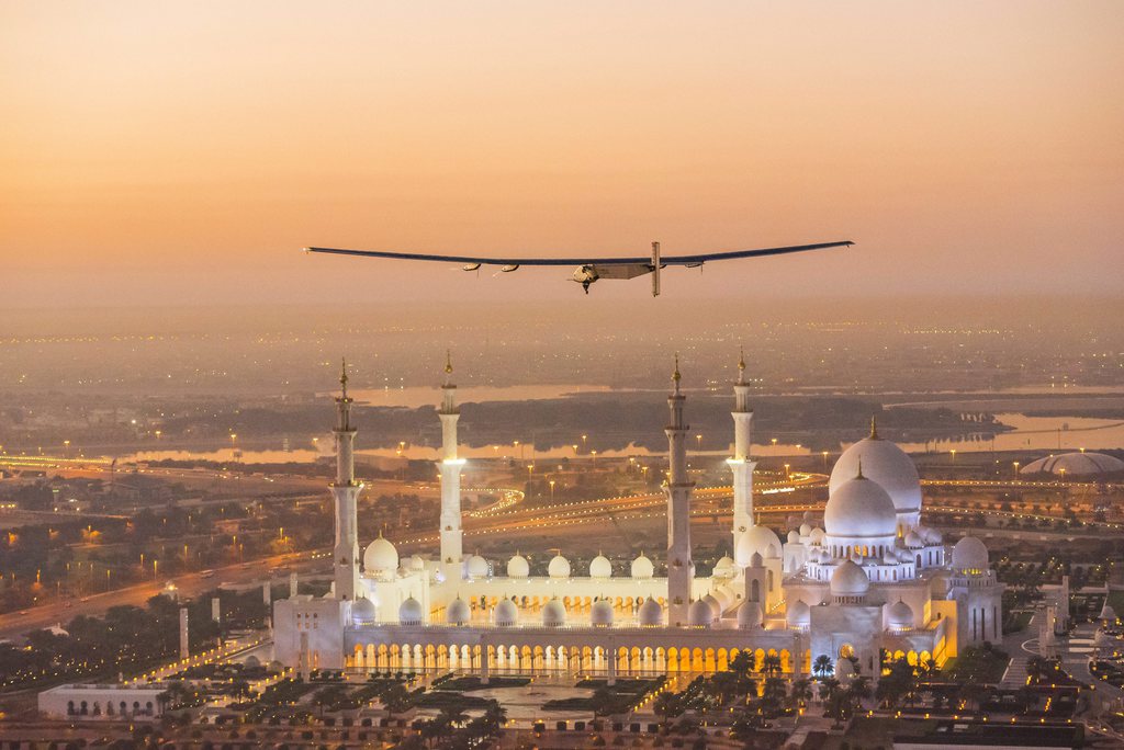 Solar Impulse multiplie les vols d'essai à Abou Dhabi depuis plusieurs semaines. Mais il devra attendre pour le vrai départ.