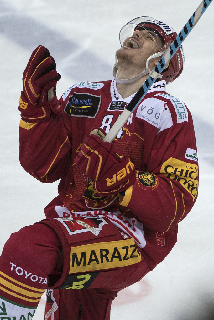 Le jours des Tigers Kevin Hecquefeuille célèbre la victoire. Il est l'auteur de deux buts et de deux passes décisives lors du match final contre Olten.