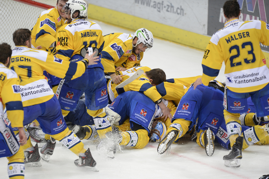 Die Davoser jubeln nach dem fuenften Playoff-Finalspiel der National League A zwischen den ZSC Lions und dem HC Davos am Samstag, 11. April 2015, im Hallenstadion in Zuerich. Der HC Davos hat die Playoff-Final-Serie mit 4:1 gewonnen und damit die Meisterschaft fuer sich entschieden. (KEYSTONE/Walter Bieri)