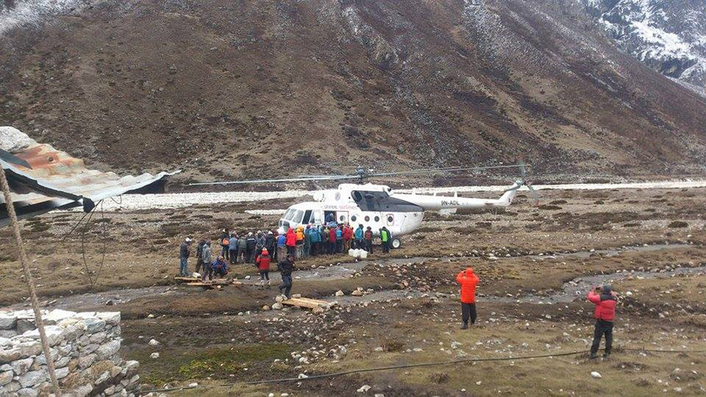 Une avalanche a fait au moins 17 morts au camp de base de l'Everest. Tous les alpinistes seront évacués. 