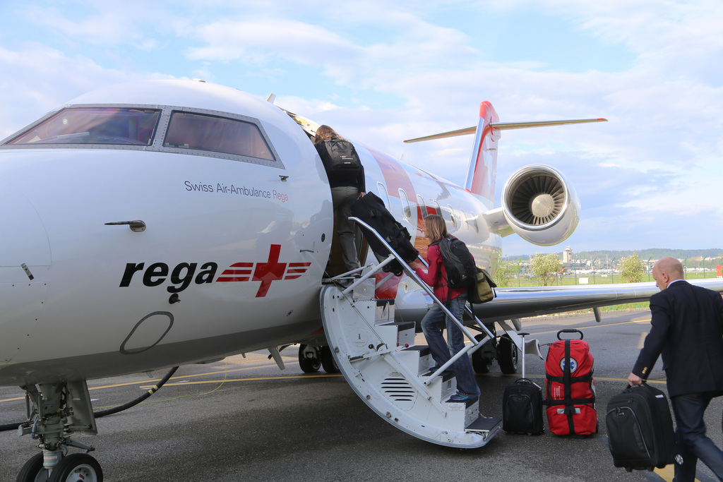 CAPTION CORRECTION - DELETS NAME OF PHOTOGRAPHER - NAME WAS WRONG *** HANDOUT - Ein sechskoepfiges Team der Humanitaeren Hilfe des Bundes besteigt am Sonntag, 26. April 2015 am Flughafen in Zuerich Kloten einen Jet der Rega, mit dem sie in das Erdbebengebiet in Nepal fliegen wollen. Unter den sechs Leuten sind ein Arzt, ein Wasser-Experte und ein Logistiker, wie das Aussendepartement am Morgen mitteilte. Sie sollen vor Ort die Beduerfnisse abklaeren und schauen, wie die Schweiz helfen kann. (Rega) *** NO SALES, DARF NUR MIT VOLLSTAENDIGER QUELLENANGABE VERWENDET WERDEN ***