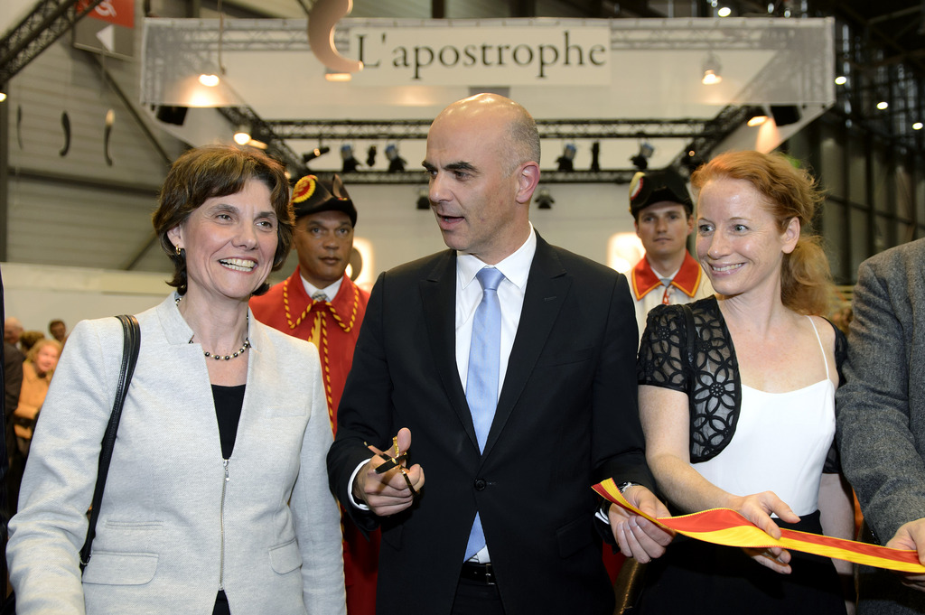 Anne Emery-Torracinta, conseillere d'Etat cheffe du departement de l'instruction publique, de la culture et du sport, Alain Berset, Conseiller Federal en charge du departement de l'interieur, et Isabelle Falconnier, Presidente du salon international du livre et de la presse, de gauche a droite, coupent le ruban lors l'inauguration du Salon International du Livre et de la Presse ce mercredi 29 avril 2015 a Geneve. La 29eme edition du Salon International du Livre et de la Presse se deroulera du 29 avril au 3 mai. Des hotes d'honneur de premier plan marqueront leur presence lors de cette manifestation. La Russie est cette annee l'hote d'honneur. (KEYSTONE/Martial Trezzini)