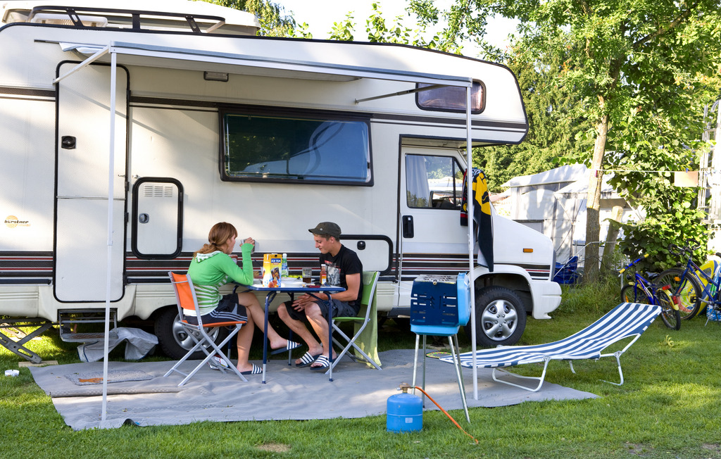 Le nombre de nuitées dans les campings suisses baisse chaque année depuis 2009.
