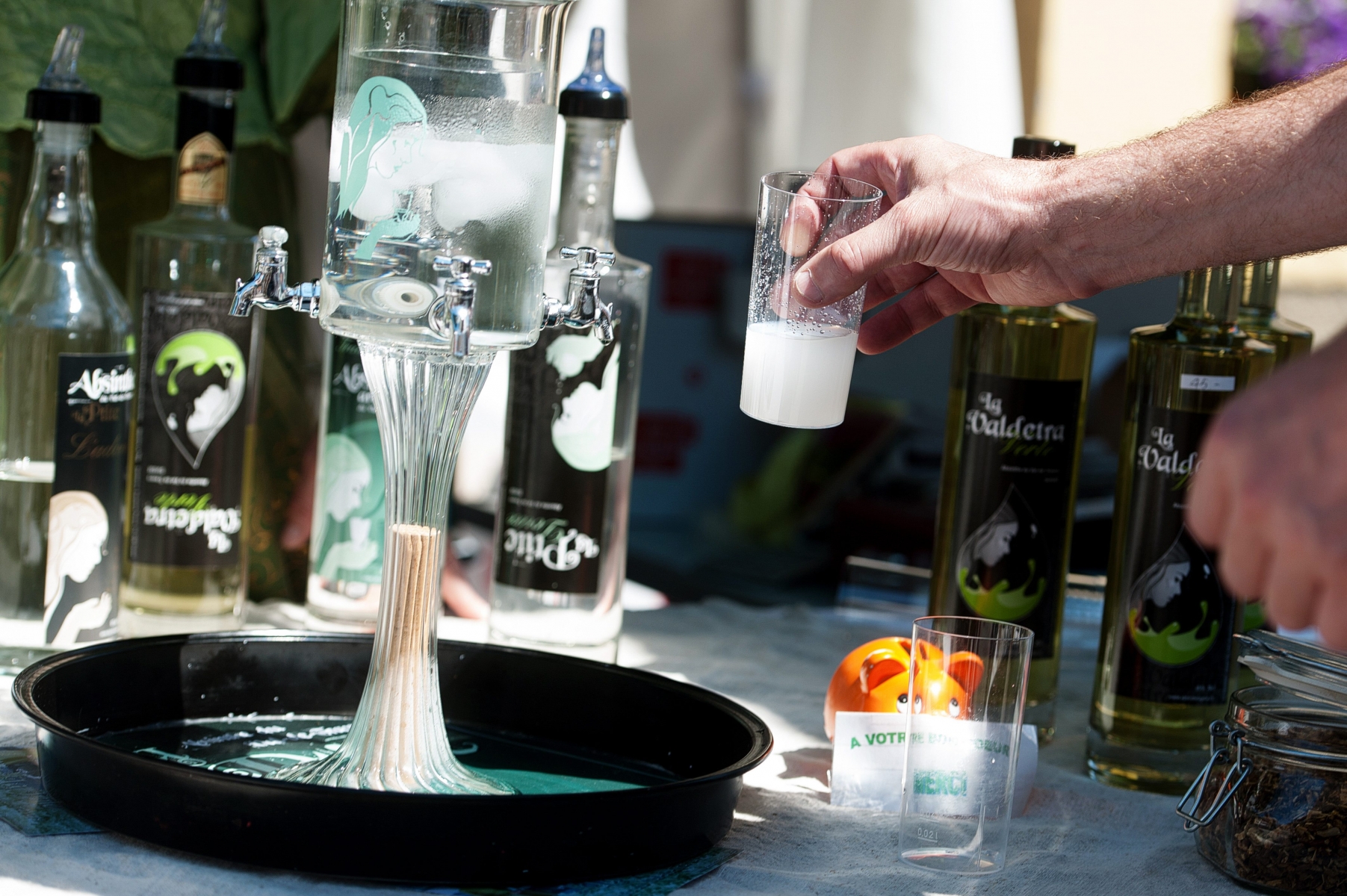 Fête de l'absinthe à Boveresse le samedi 16 juin.
Au Val-de-Travers,l'histoire de ce breuvage a commencé dans la seconde moitié du 18e siècle avec l'ouverture de distilleries artisanales.