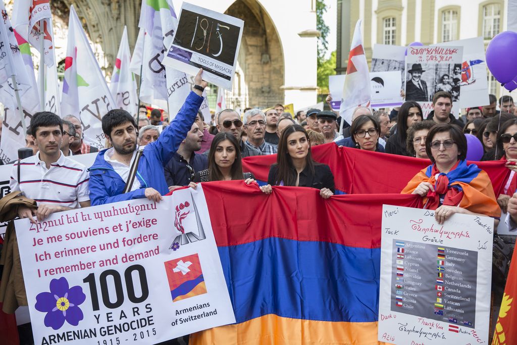 Armenier protestieren anlaesslich des 100. Jahrestages des Voelkermordes an den Armeniern, am Freitag, 24. April 2015 in Bern. (KEYSTONE/Peter Klaunzer)..Armenian people living in Switzerland attend a rally to commemorate victims of the mass killings of Armenians under the Ottoman Empire, in Bern, Switzerland, Friday, April 24, 2015. Armenians on 24 April commemorate the 100th anniversary of what is widely known as the genocide of some one million Armenians. (KEYSTONE/Peter Klaunzer)