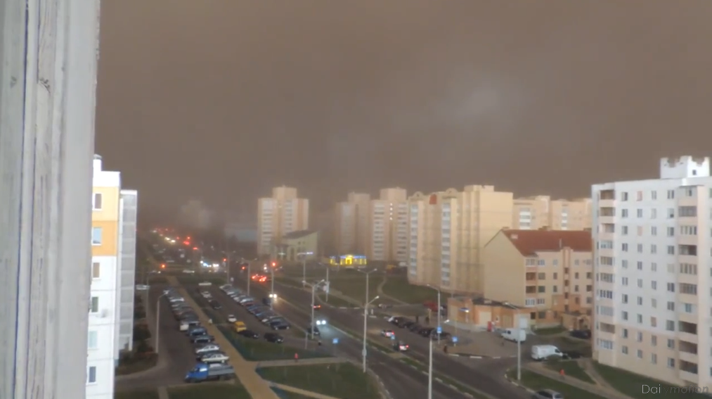 Une tempête de poussière a plongé la ville biélorusse de Salihorsk dans l'obscurité. 
