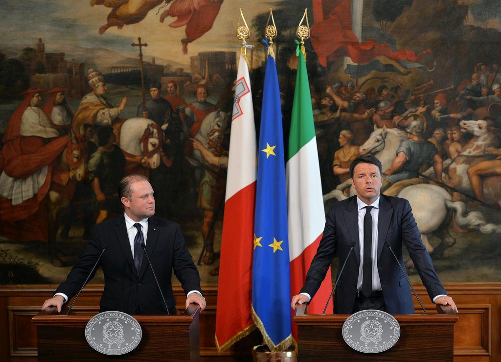 epa04713405   Italian premier Matteo Renzi (R) and Maltese premier Joseph Muscat during a press conference after a meeting in Rome, Italy, 20 April 201 to discuss the ongoing migrant crisis in the mediterranean.  EPA/MAURIZIO BRAMBATTI