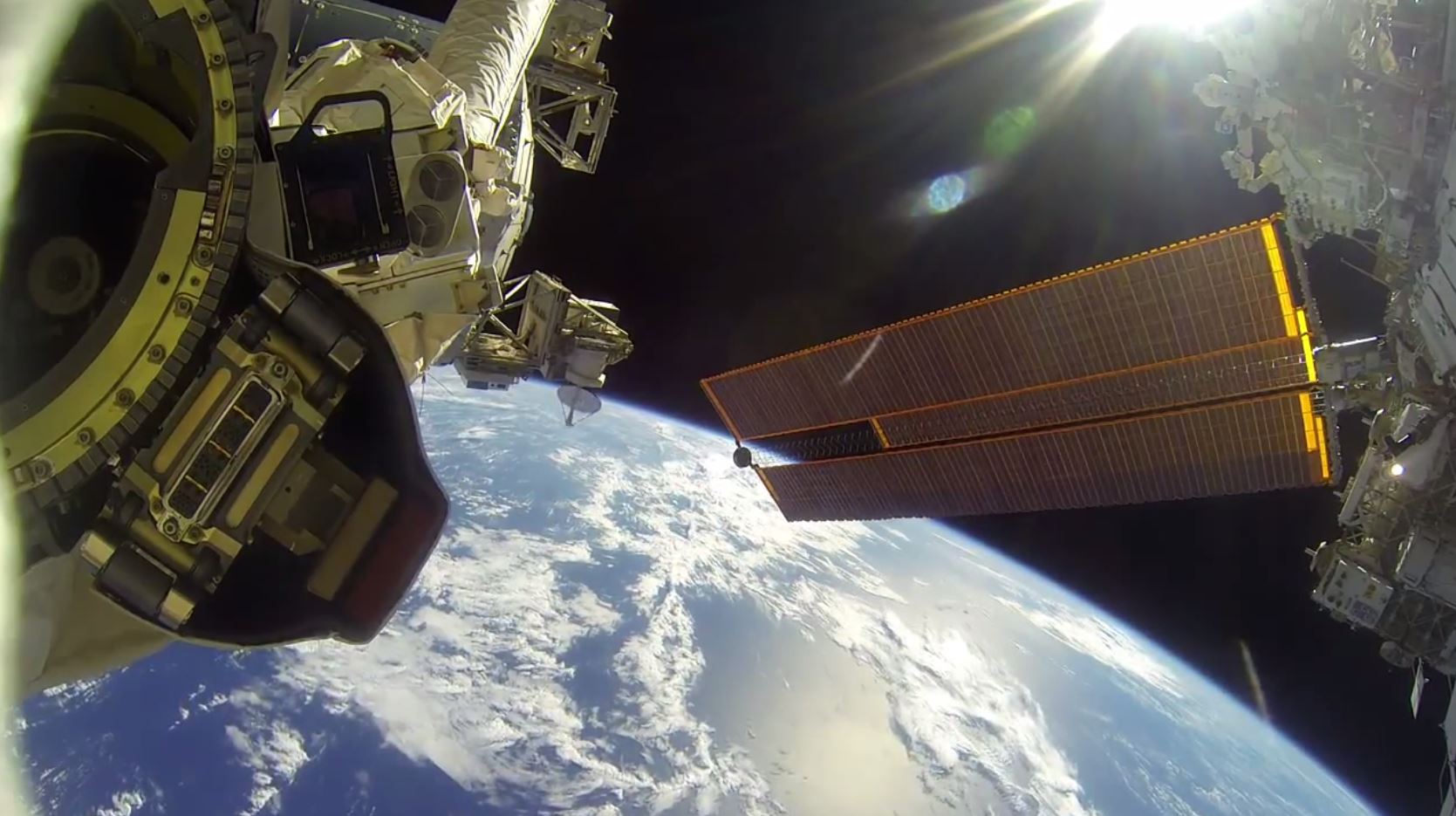 Un spectacle à couper le souffle, grâce aux caméras embarquées sur les deux astronautes américains. 