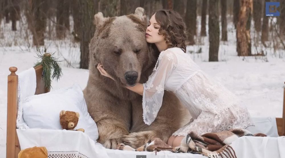 Le modèle russe fait un gros câlin à "Stephen".