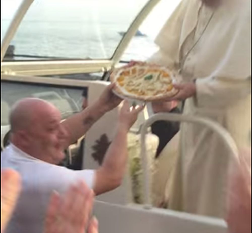 Lors d'une visite du Pape François à Naples, un citoyen lui a offert une pizza.