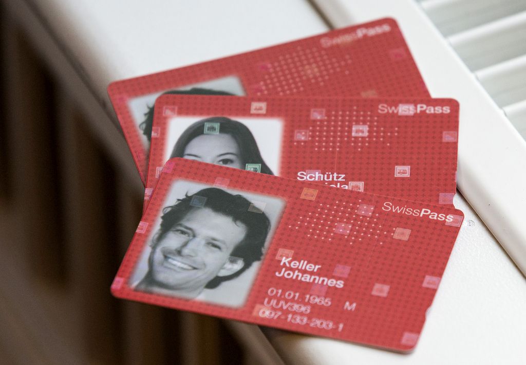 Der SwissPass ist zu sehen an einer Medienkonferenz in Bern am Dienstag, 10. Maerz 2015. Eine rote Chipkarte namens "SwissPass" ersetzt ab August die GA- und Halbtax-Karten. Ab 2016 sollen auch Verbund-Abonnemente auf die neue oeV-Karte aufgeladen werden koennen. Und auch als Skipass soll die rote Karte eingesetzt werden koennen. (KEYSTONE/Thomas Hodel)