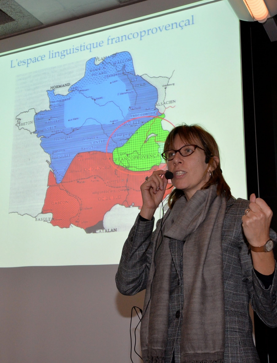 Federica Diemoz lors d'une conférence sur le patois franco-provencal à l'Université du troisième âge.