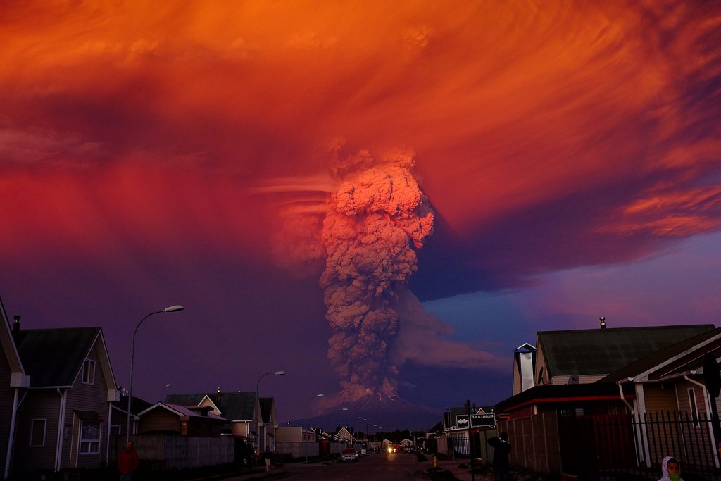 epaselect epa04716828 General view of Chilean Calbuco volcano from Puerto Montt, located at 1000 km southern Santiago de Chile, Chile, 22 April 2015. Due to the eruption of the volcano with a smoke column 20 km high, authorities declared a red alert and ordered the evacuation of around 1500 inhabitants of Ensenada, Alerce, Colonia R?o Sur and Correntoso towns.  EPA/ALEX VIDAL BRECAS