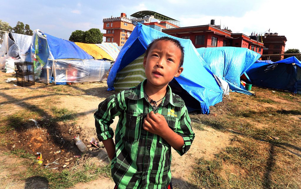 Les enfants népalais vivent dans des camps, mais retournent à l'école. "L'éducation fait partie du processus de reconstruction" selon les autorités.