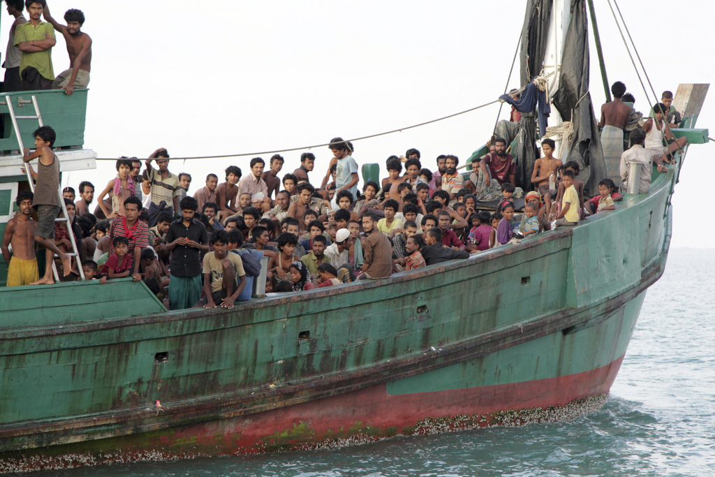 700 migrants dont 45 enfants ont été retrouvé dans un bateau de pêche au large de la Birmanie. 
