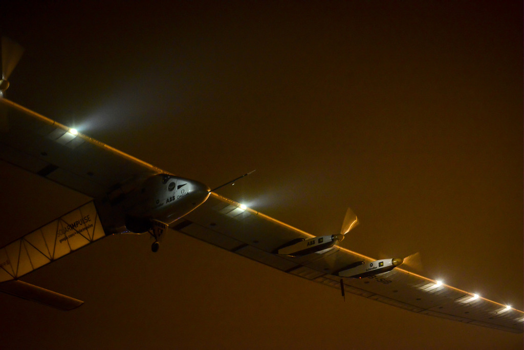 Solar Impulse va passer sa première nuit, un instant crucial pour l'avion qui marche à l'énergie solaire.