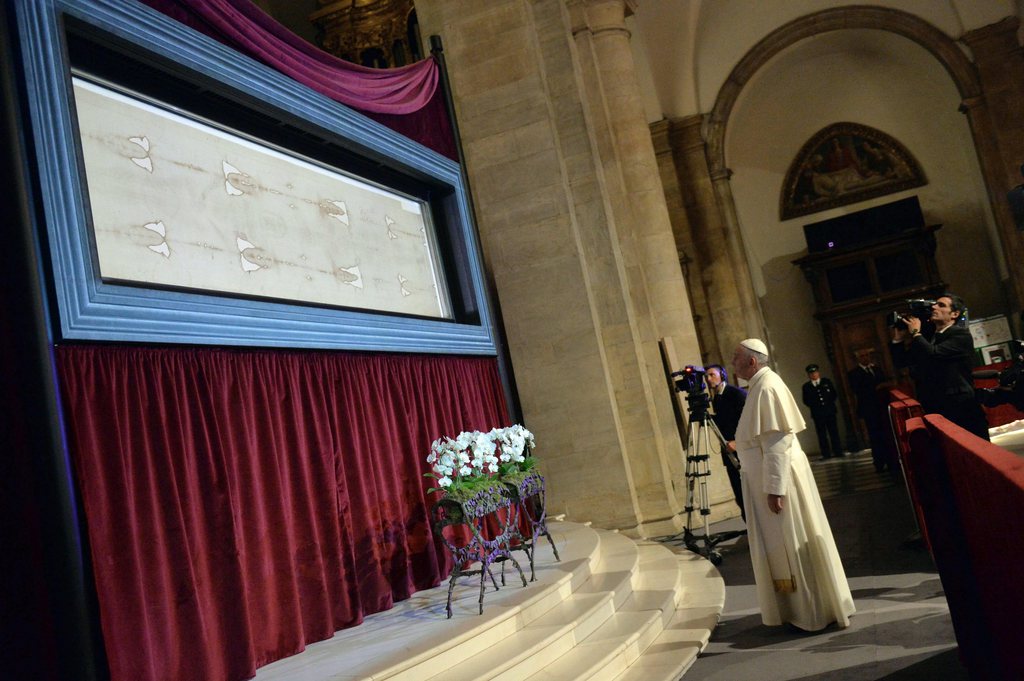 Parmi les visiteurs, le pape François est venu vénérer le Saint-Suaire qu'il a, comme ses prédécesseurs, qualifié d'"icône" du Christ. 
