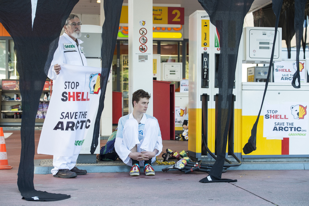 Environ 80 militants de Greenpeace ont bloqué mardi matin les stations-service Shell en ville de Zurich.