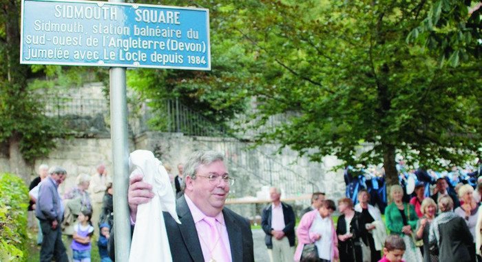 Le maire de Sidmouth, Peter Sullivan, ici en 2012, devant la plaque du «Sidmouth Square». 