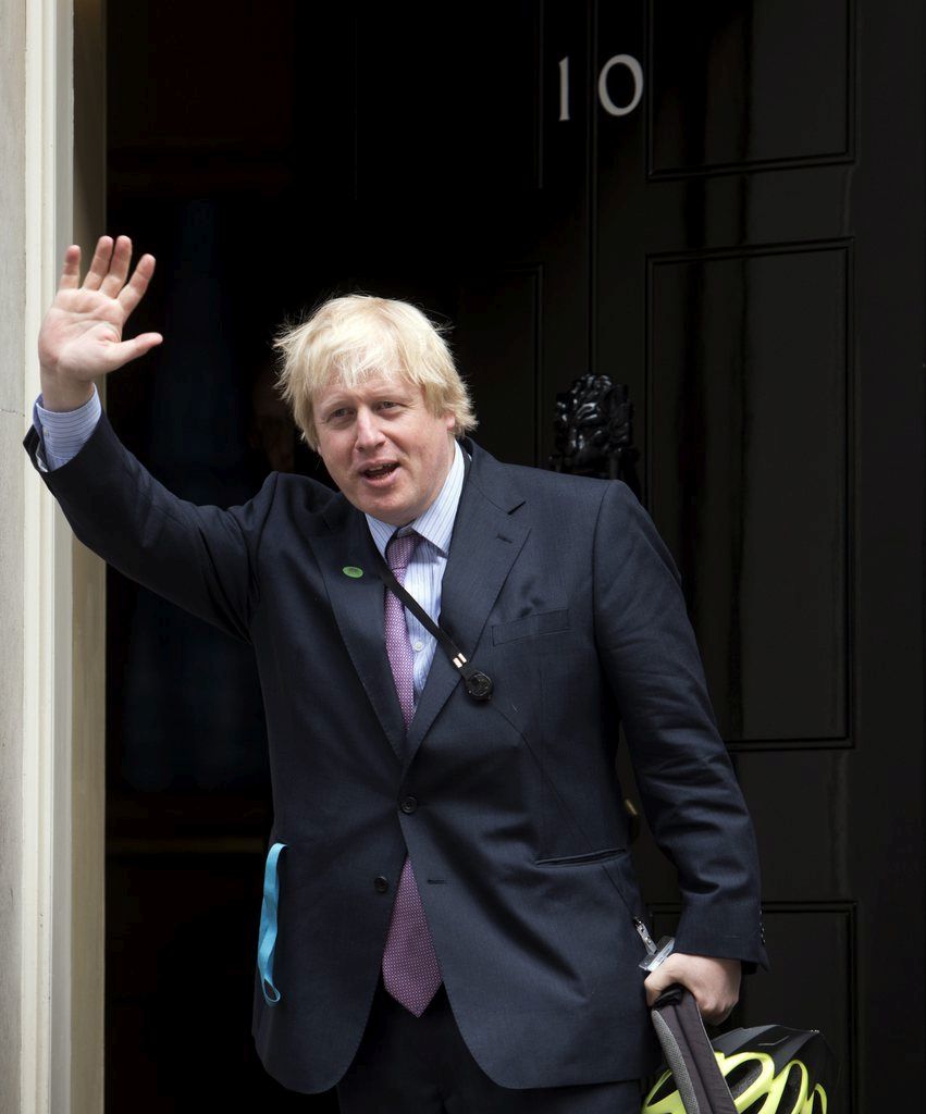 epa04742697 Mayor of London and British Member of Parliament (MP) for Uxbridge, Boris Johnson arrives in Downing Street, central London, England, 11 May 2015 for the Government cabinet reshuffle. British Prime Minister David Cameron appoints his first Conservative government after the Conservative party's narrow victory in the general election on 07 May 2015.  EPA/HANNAH MCKAY