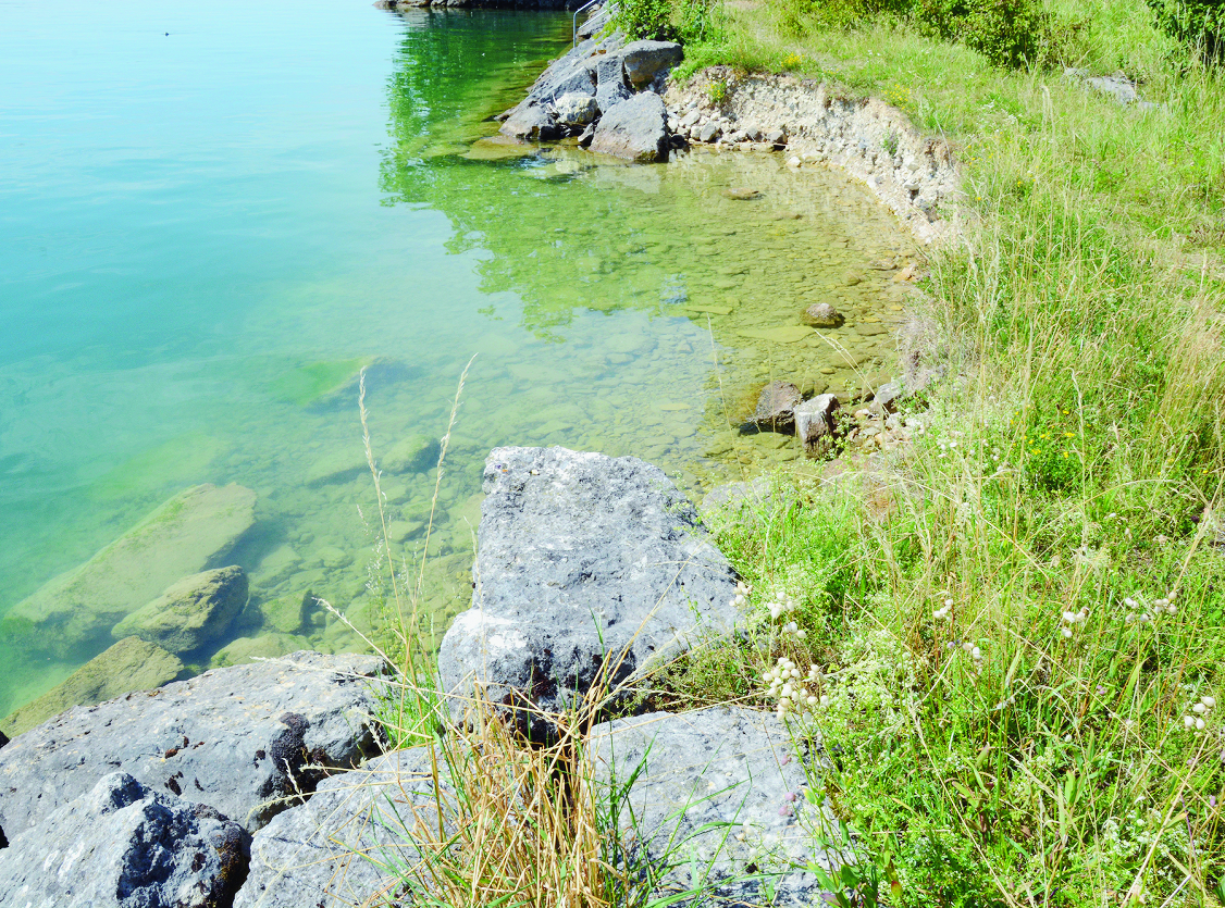 A l'est de Saint-Joux, l'enrochement des berges se dégrade. 

 BLAISE DROZ