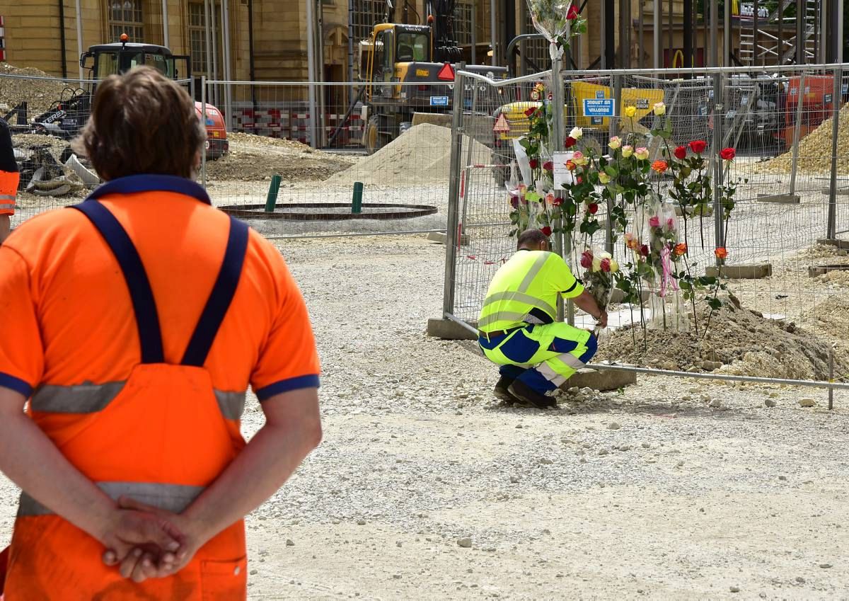 Hommage des collègues de la voirie à la victime de l'accident mortel sur la place de la Gare.
La Chaux de Fonds 29 juin 2015
Photo R Leuenberger