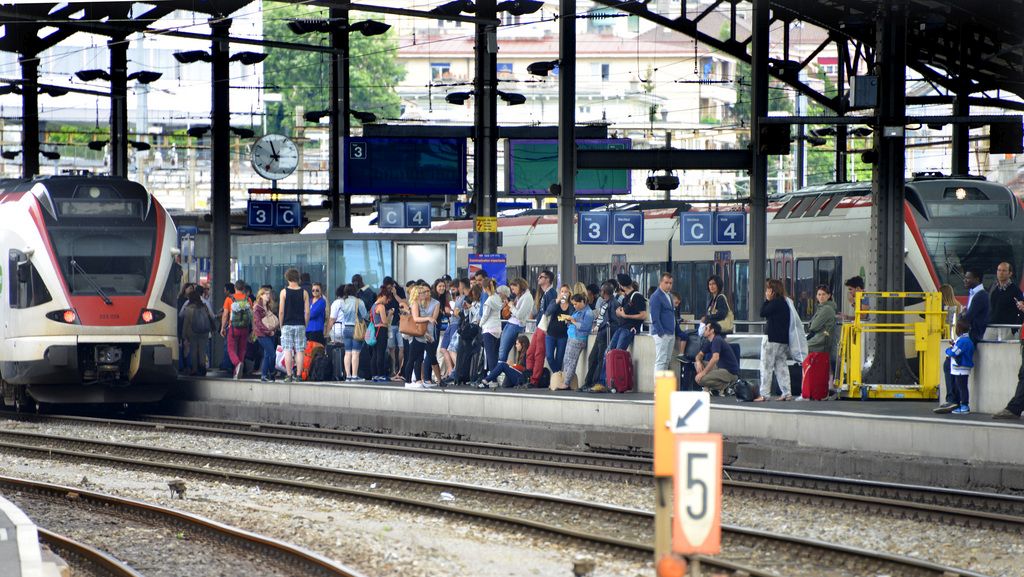 Un incendie dans les sous sols de la tour de controle de la gare de Lausanne a occasionne une panne et l'arret des trains dans une grande partie de la Romandie, ce lundi, 22 Juin 2015, a Lausanne. (KEYSTONE/Chrisitian Brun)......