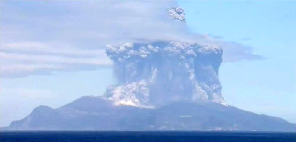 Des images de la télévision japonaise montraient une énorme colonne de fumée et de cendres s'échappant du cratère et montant jusqu'à 9000 mètres. 
