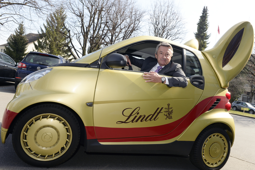 Une employée de Lindt & Sprüngli condamnée pour avoir mis des boulons - non pas dans cette voiture aux couleurs de l'entreprise - mais dans des boîtes de chocolat.