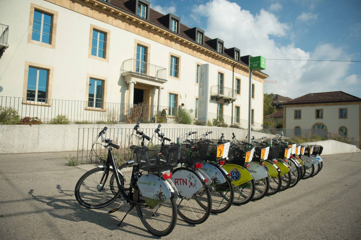Des vélos  à disposition du public en libre-service, devant l'Hôpital Pourtalès, à Neuchâtel.