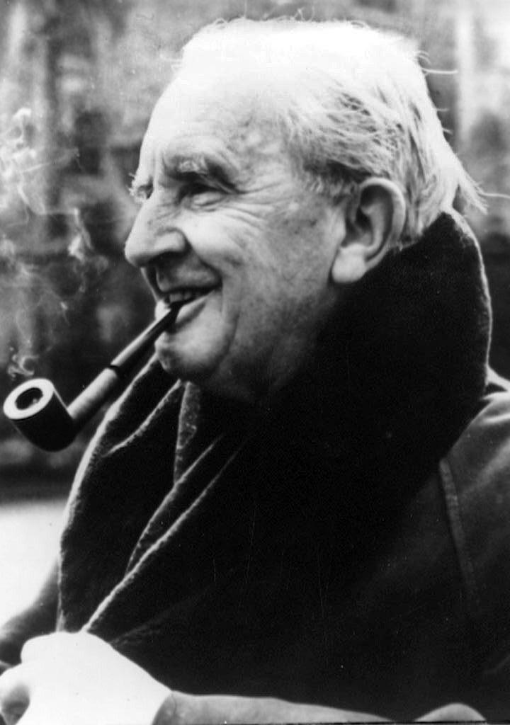 J.R.R. Tolkien était écrivain, poète, philologue et professeur d'université.