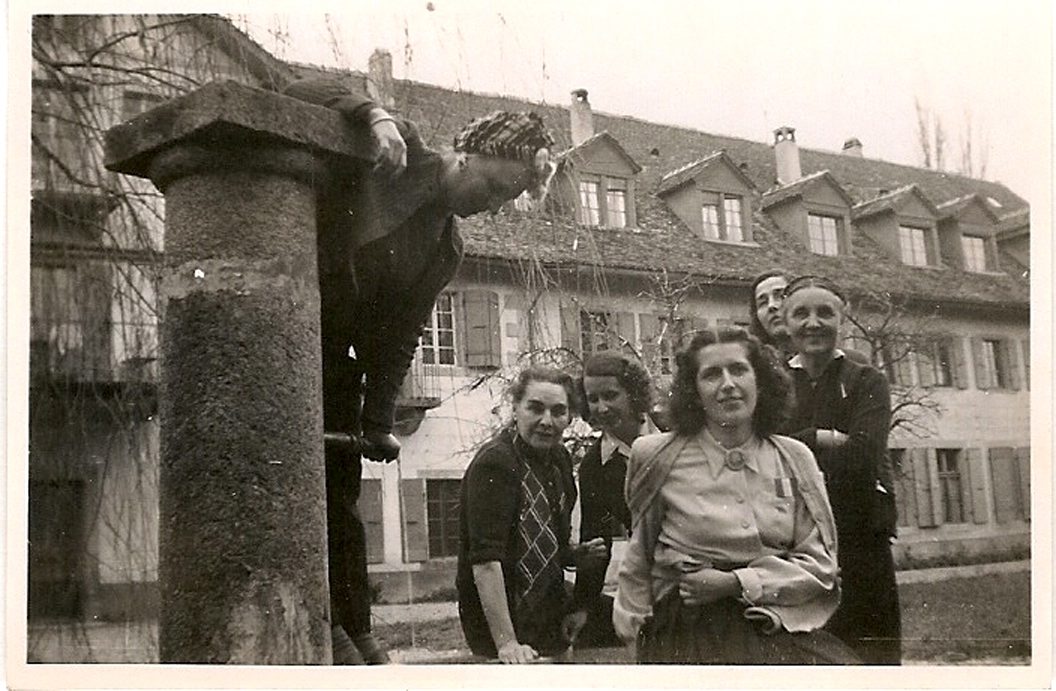 La seule photo du passage des déportées à la communauté de Grandchamp lors d'une visite de Geneviève de Gaulle, résistante et nièce du générale de Gaulle (au premier plan).