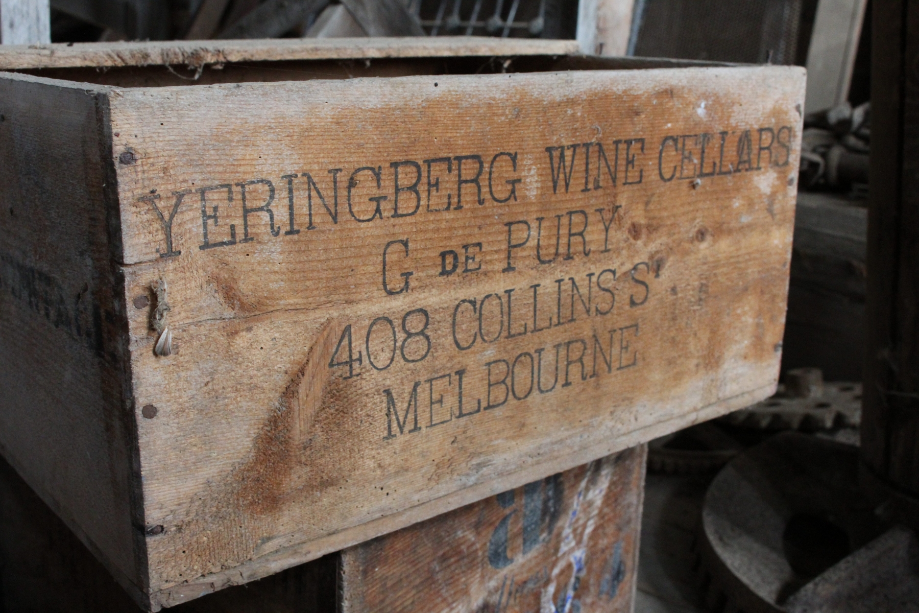 Une caisse de vin australien estampillée de Pury.