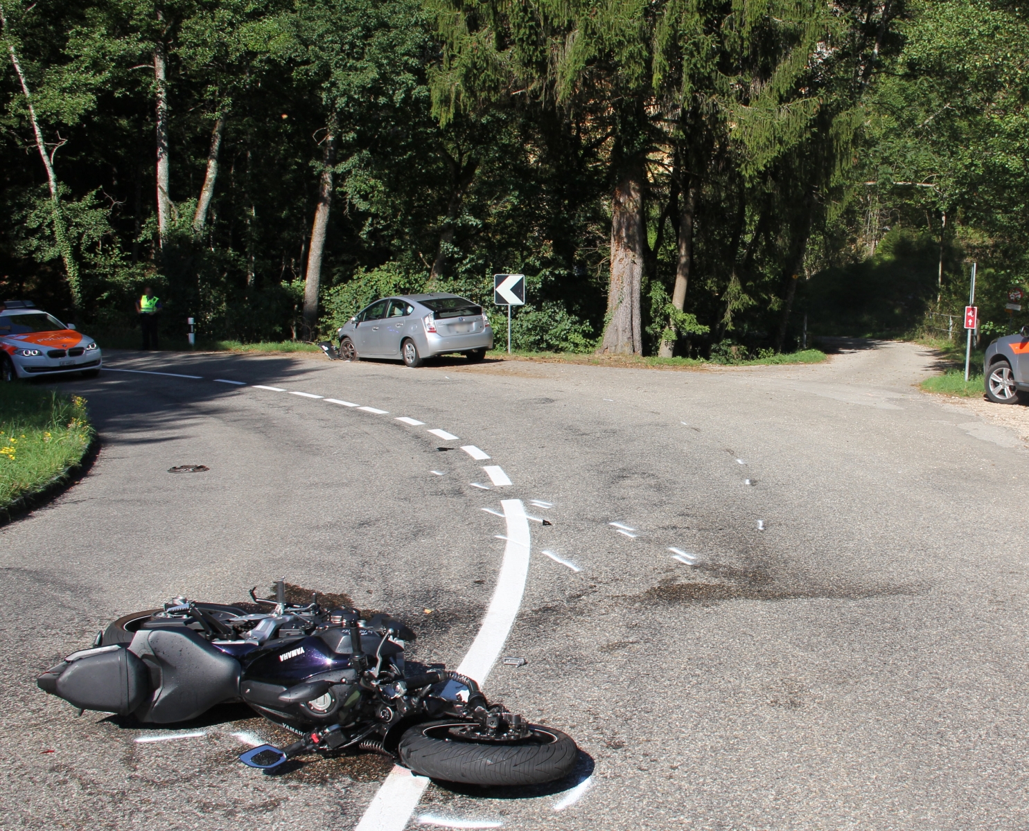 La moto et la voiture en cause sur les lieux de l'accident.