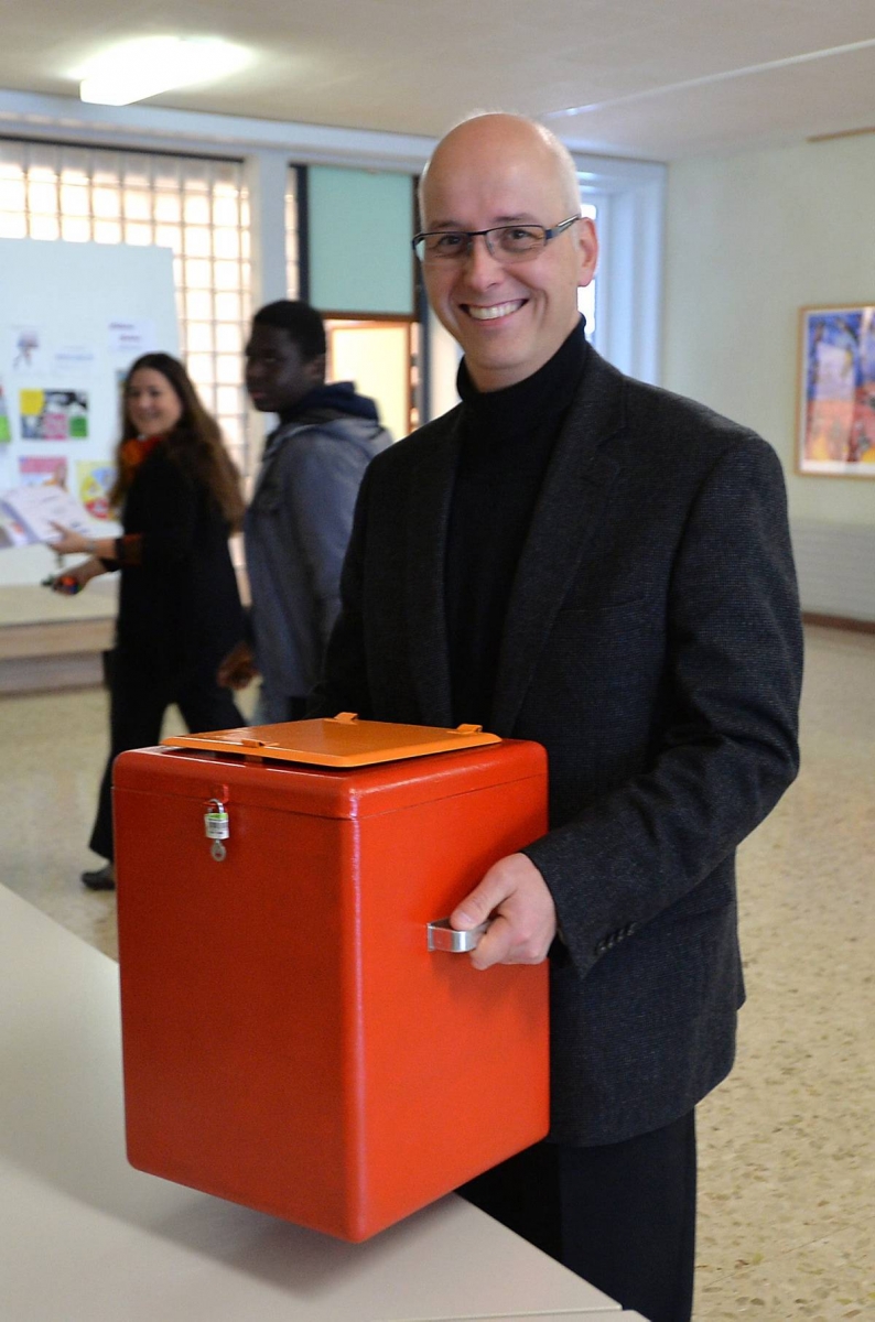 Romuald Babey en 2013, lors du vote des élèves pour l'attribution de l'aide communale au développement.
