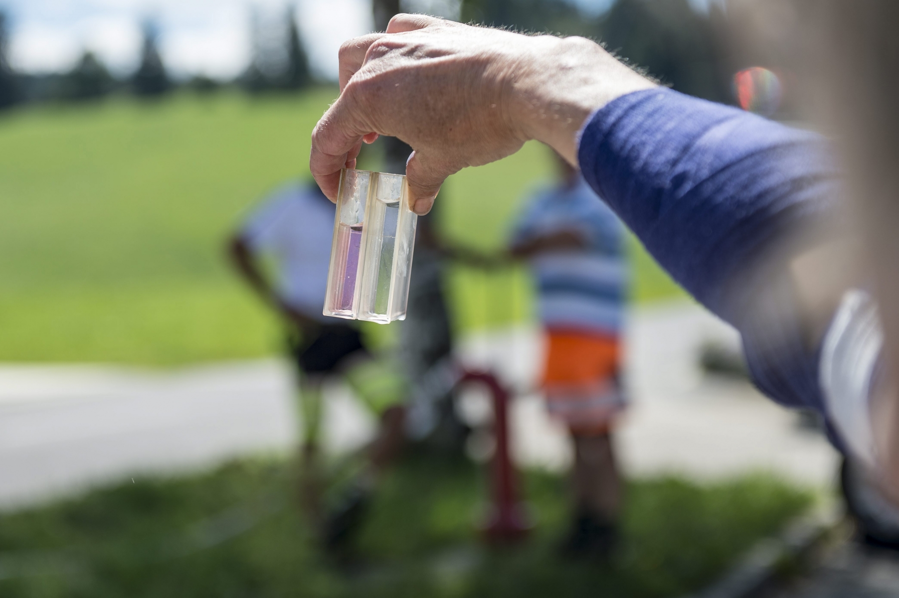 A quelle fréquence est analysée l'eau potable? 
La Brevine, le 03.08.2015

Photo : Lucas Vuitel