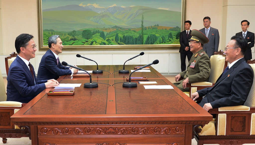 Les frères ennemis du Nord et du Sud tout sourire. Un semblant de paix revient entre les deux Corées.