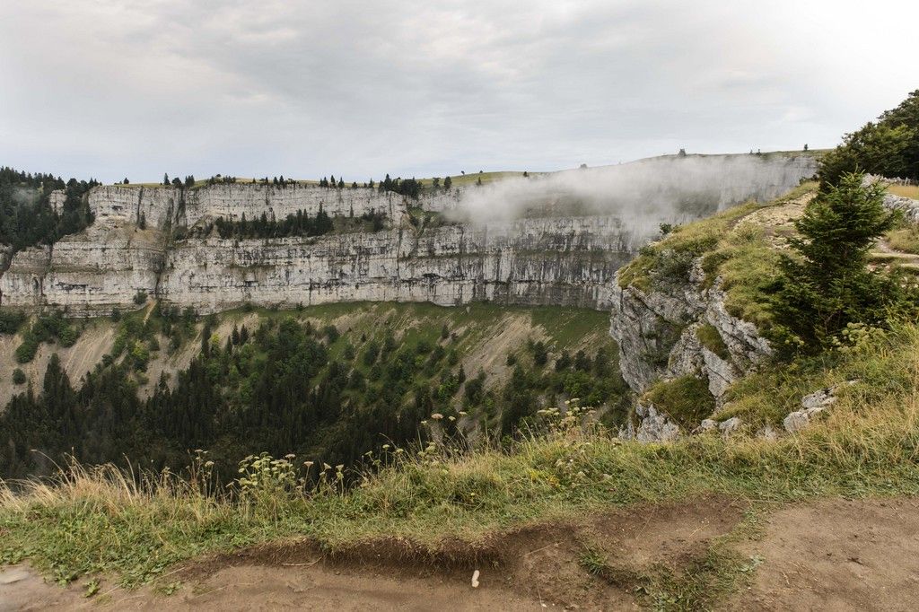 Le Creux-du Van est photographie depuis Le Soliat theatre d'un drame familiale au Creux-du Van ce vendredi 14 aout 2015 au Val-de-Travers dans le canton de Neuchatel. (KEYSTONE/Jean-Christophe Bott)