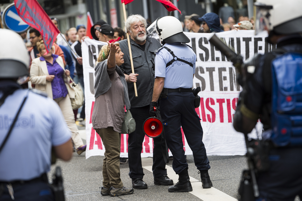 Des militants pro-réfugiés discutant avec des policiers zurichois. 