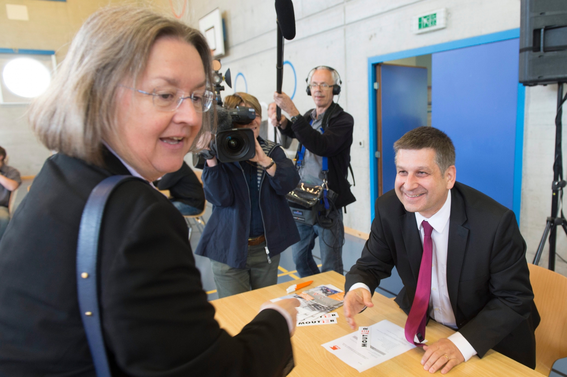 La  conseillere aux Etats sortante Anne Seydoux, a gauche, saluant Pierre Kohler, candidat au conseil des etats, a droite, lors du congres du PDC CVP parti democrate chretien du Jura, ce vendredii 19 juin 2015 a Fontenais JU. (KEYSTONE/Sandro Campardo) SCHWEIZ JURA CVP EIDG. WAHLEN STAENDERAT