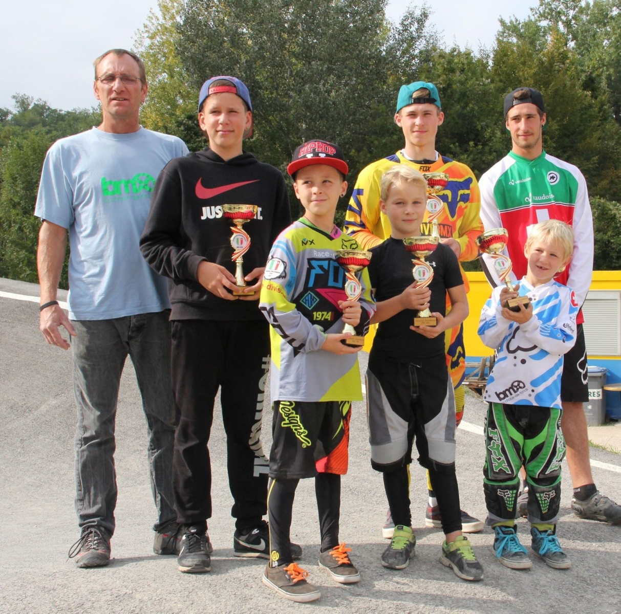 Les champions neuch‚telois 2015 de BMX avec Pierre-Alain Berset, prÈsident du club de La Chaux-de-Fonds. De g. ‡ dr: Cyril Boillat, NoÈ Chapuis, Telio Christen, Alexi Mosset, Lorin Leuenberger et Nicolas Ducommun. BMX, Finale Coupe romande et championnat romand, GenËve, 27 sep