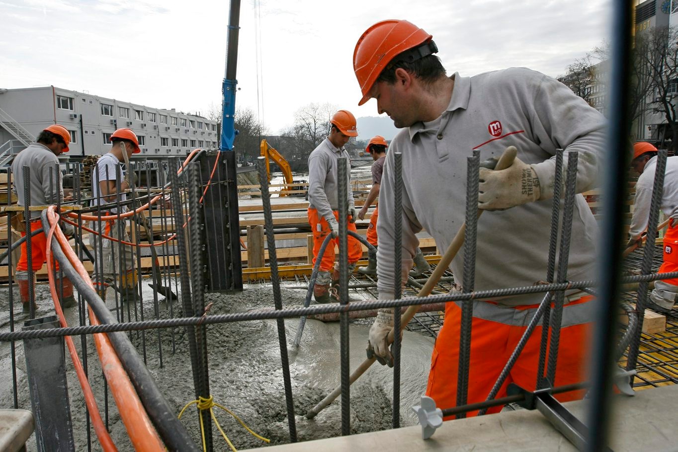 ARCHIV --- Bauarbeiter betonieren eine Bruecke am Mittwoch, 20. Februar 2008, in Zuerich. - In Schweizer Grossunternehmen hat der Abstand zwischen den Salaeren der Top-Manager und den Angestellten aus Sicht der Gewerkschaft Unia weiter zugenommen, wie die UNIA am Dienstag, 3. Juni 2008 mitteilte. Die ÑLohnschereì oeffnete sich 2007 bei Baukonzernen massiv, weiterhin grosse Unterscheide bei den Loehnen finden sich nach wie vor im Finanzbereich.

(KEYSTONE/Alessandro Della Bella) SCHWEIZ UNIA LOHNSCHERE