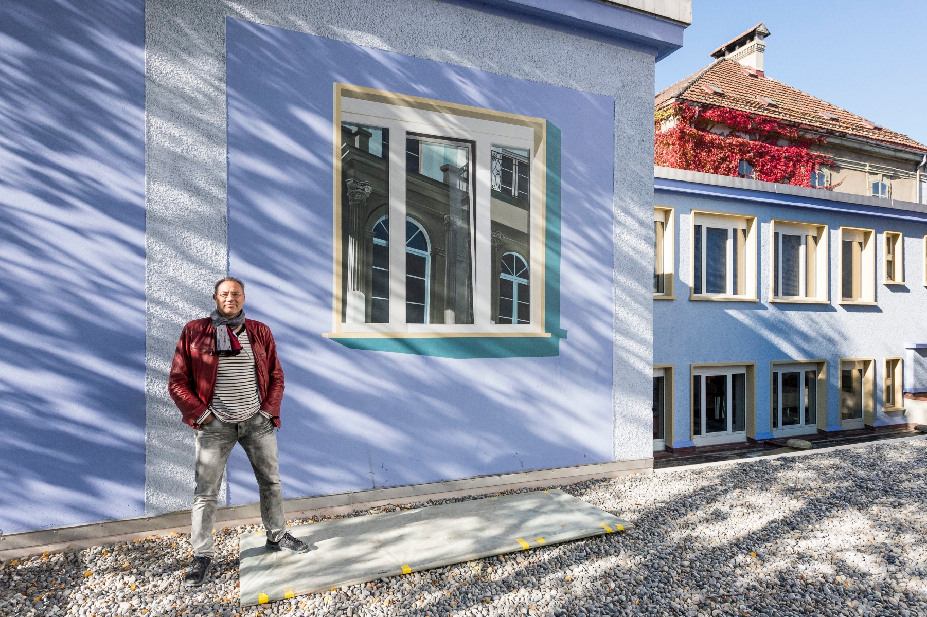 L'artiste chaux-de-fonniers Mauro Frascotti a peint un trompe l'oeil a la Rue Jaquet-Droz



La Chaux-de-Fonds, le 30.09.2015



Photo : Lucas Vuitel