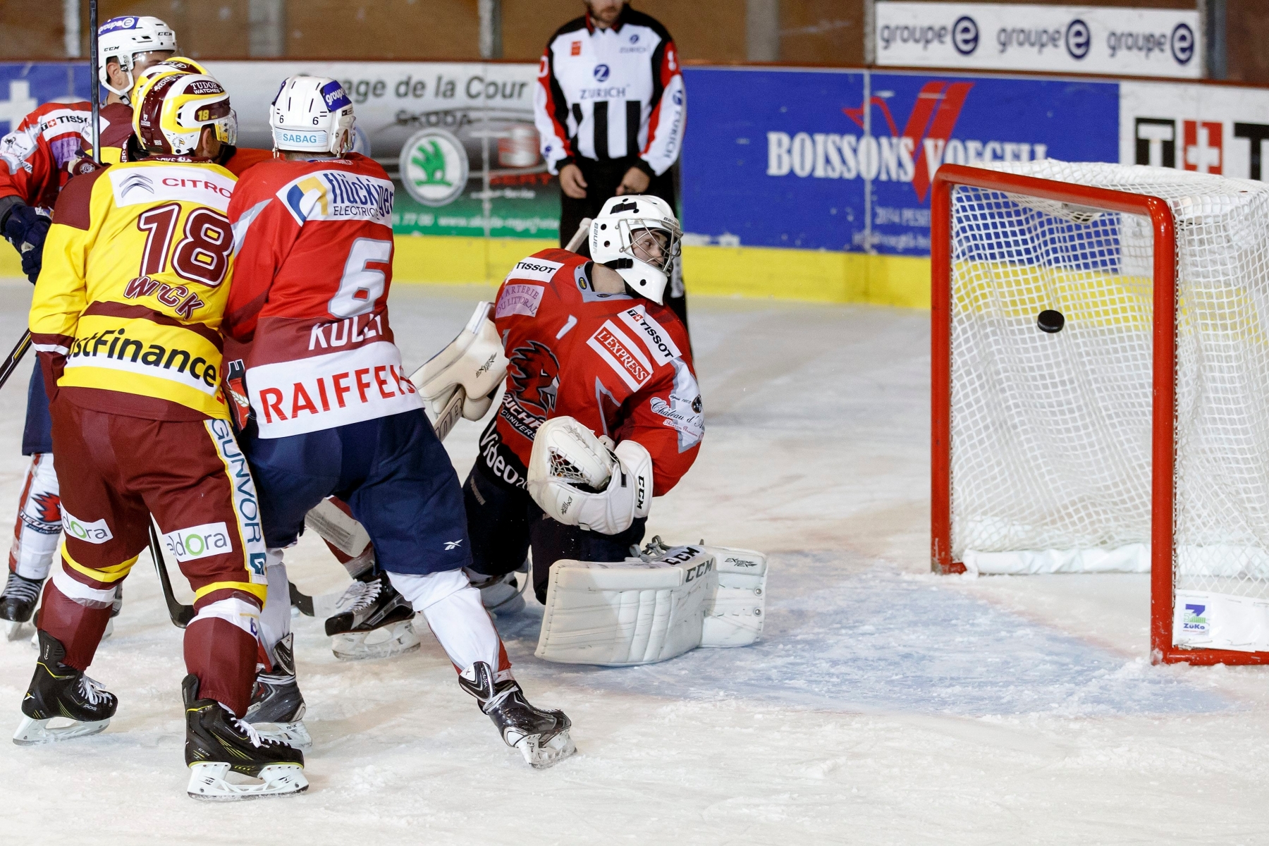 Geneve-Servette's Jeremy Wick, left, scores the 2:7 against Neuchatel's goaltender Lionel Favre, right, past Neuchatel's Florian Kolly, center, during the 16 round game of the Swiss Ice Hockey Cup between HC Universite Neuchatel and Geneve-Servette HC, at the Littoral ice stadium in Neuchatel, Switzerland, Wednesday, September 30, 2015. (KEYSTONE/Salvatore Di Nolfi) SWITZERLAND ICE HOCKEY CUP SERVETTE NEUCHATEL