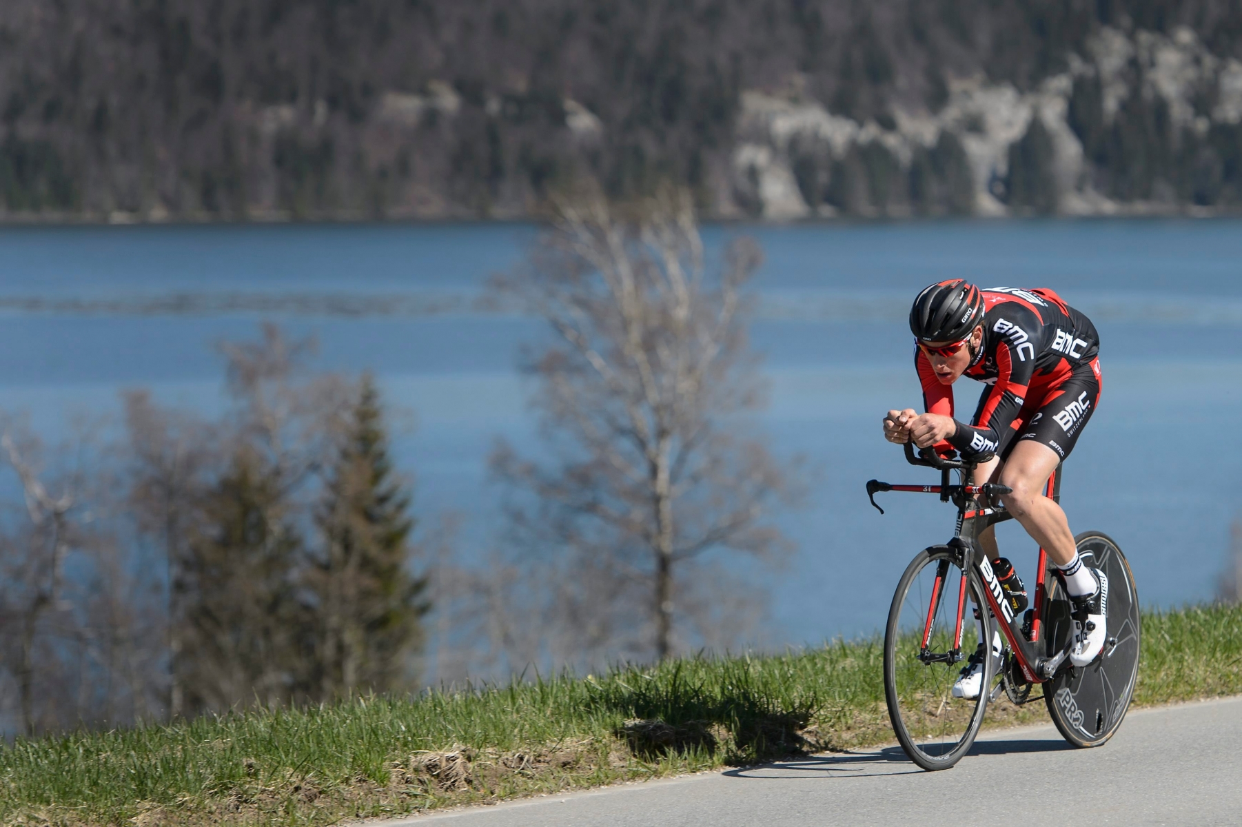 Stefan Kueng, le cycliste suisse de l'equipe BMC en action lors d'un entrainement ce mercredi 22 avril 2015 a L'Abbaye dans le canton de Vaud. (KEYSTONE/Jean-Christophe Bott) SCHWEIZ RADSPORT STEFAN KUENG