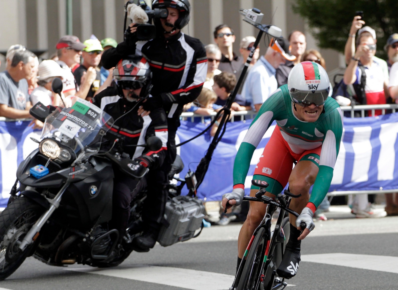 epa04945753 Belarus rider, Vasil Kiryienka, makes the final push to win the Men's Elite Time Trial of the 2015 UCI Road World Championships in Richmond, Virginia, USA, 23 September 2015.  EPA/JAY PAUL USA ROAD CYCLING WORLD CHAMPIONSHIPS 2015