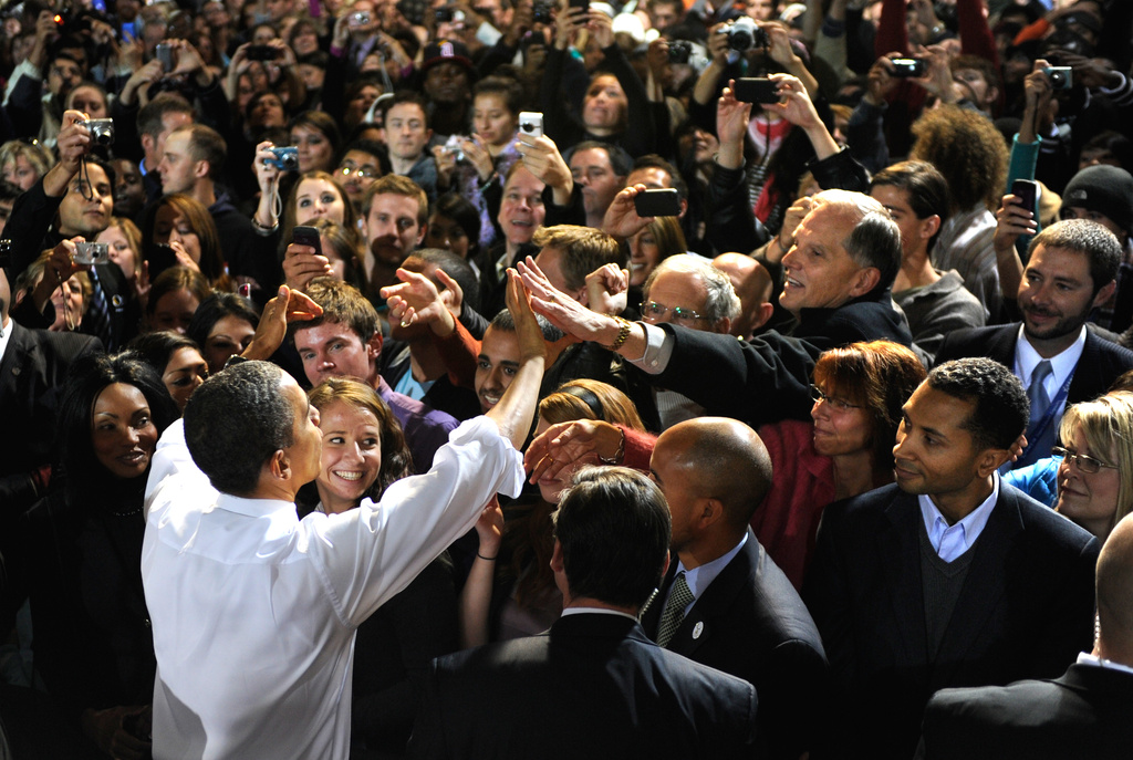 Le président américain Barack Obama qui salue les étudiants de l'Université du Colorado au Denver Downtown Campus a promis de plaider la cause des étudiants durant sa campagne. En 2011, les jeunes ont contracté une dette moyenne de 34'000 dollars chacun pour payer leurs études.