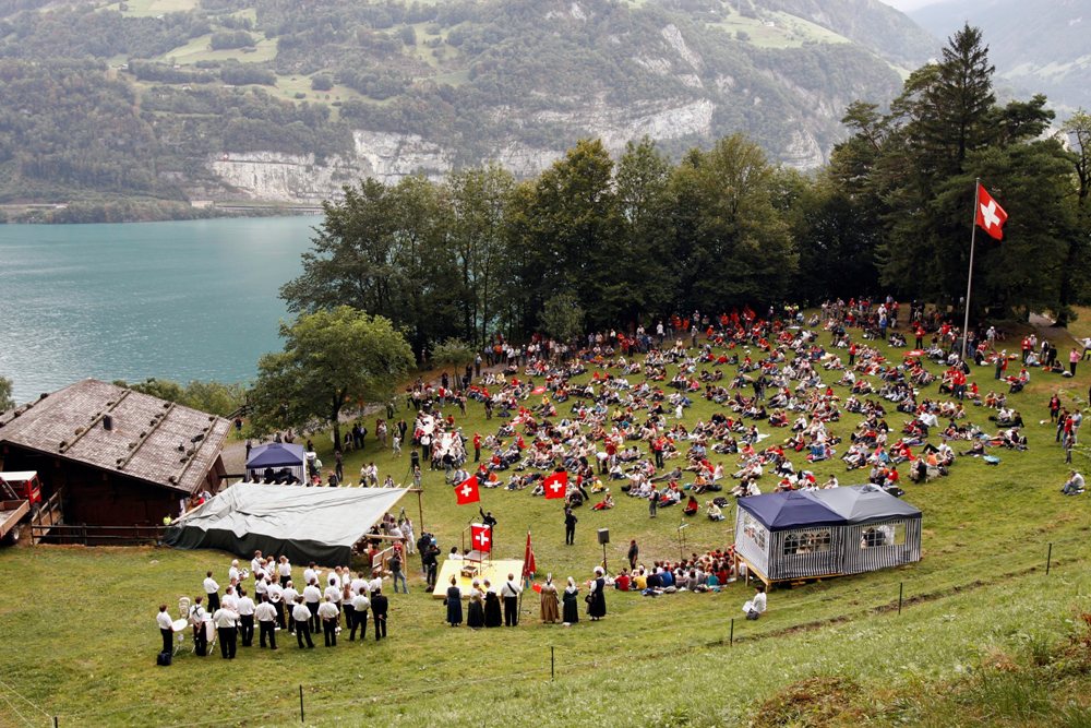 La Société suisse d'utilité publique qui adminsitre la plaine du Grütli refuse les rassemblements politique depuis la fin de la seconde guerre mondiale.  