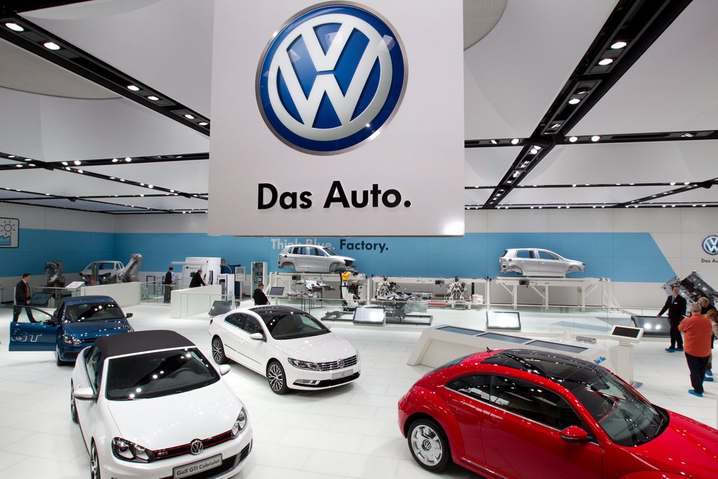 Avec 3311 voitures vendues, Volkswagen reste en tête mais chute de 11,9%, selon les données publiées mardi par auto-suisse.